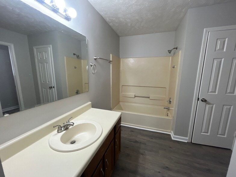 Building Photo - 197 Stratford Ln