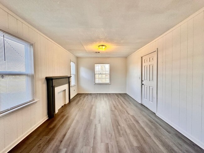 Building Photo - Three bedroom OKC Home - Move in Deposit-Free! (If Qualified)