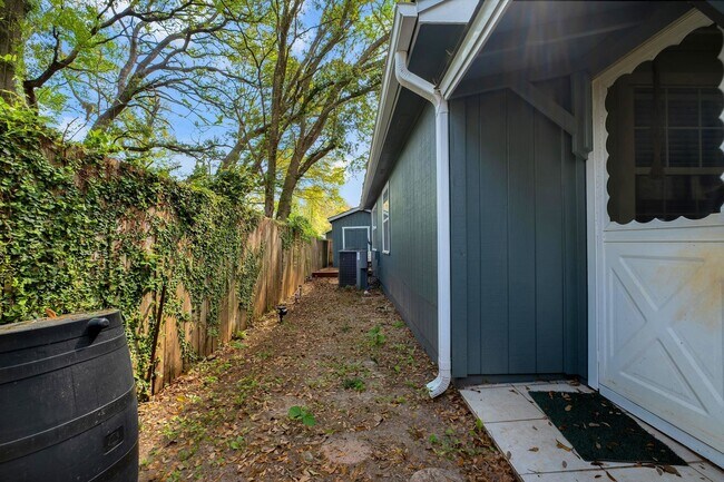 Building Photo - 1552 Cinnamon Bear Cir