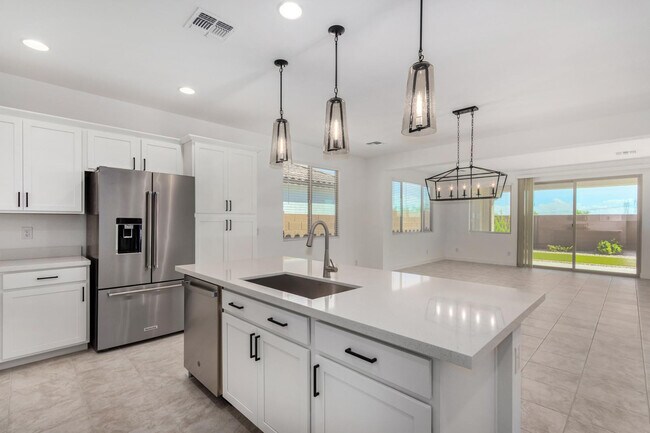 Building Photo - 14807 W Soft Wind Dr