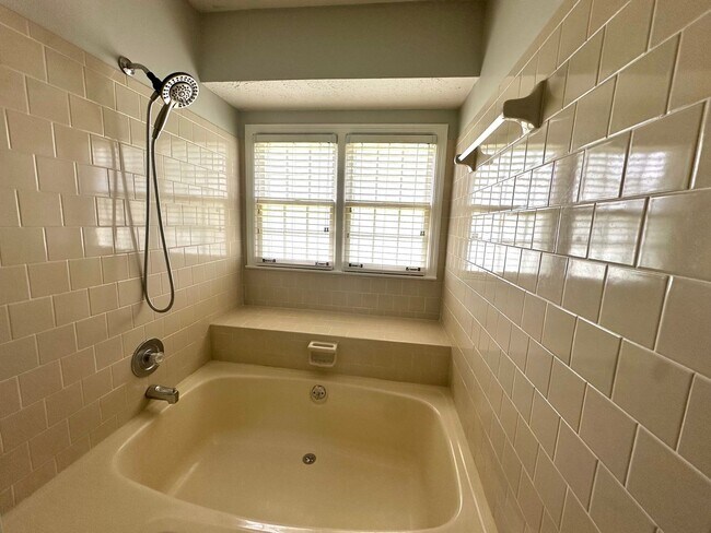 Building Photo - Renovated 3 Bedroom 2 Bath in Hendersonvil...