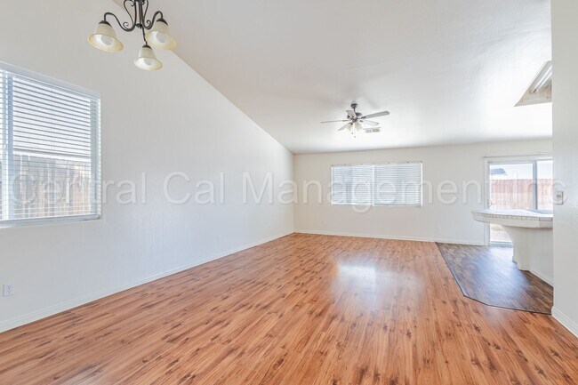 Building Photo - 4 Bedroom, 2 Bath Home in Desired Northwes...