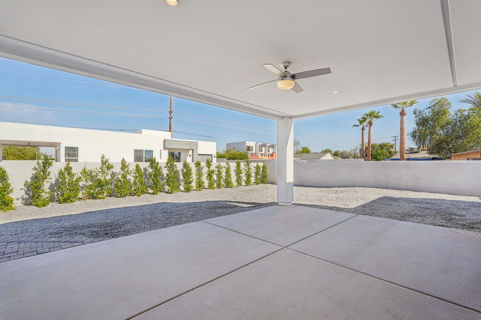 Building Photo - 910 E Roma Ave