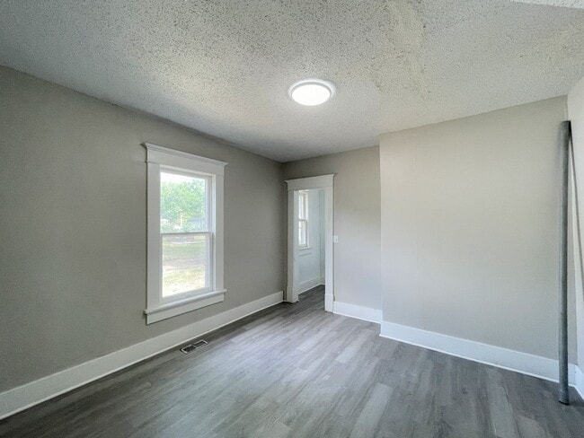 Building Photo - Large 3 bedroom home
