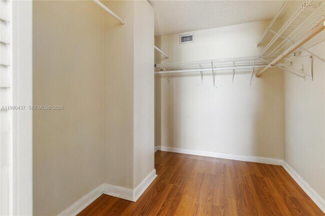 Building Photo - 110 Lake Emerald Dr