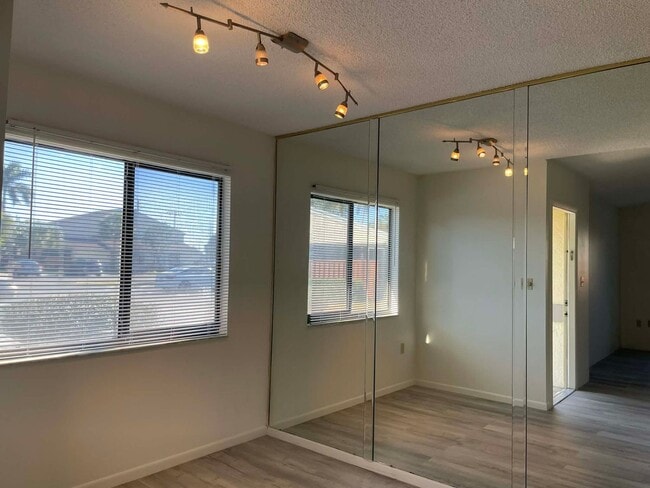 Building Photo - 1 Bedroom/1 Bath Villa with Private Courtyard