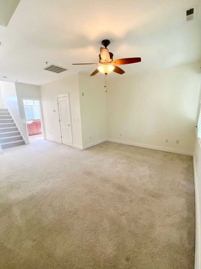 Building Photo - Townhome in First Ward!