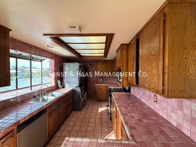 Building Photo - 1405 Olive Ave