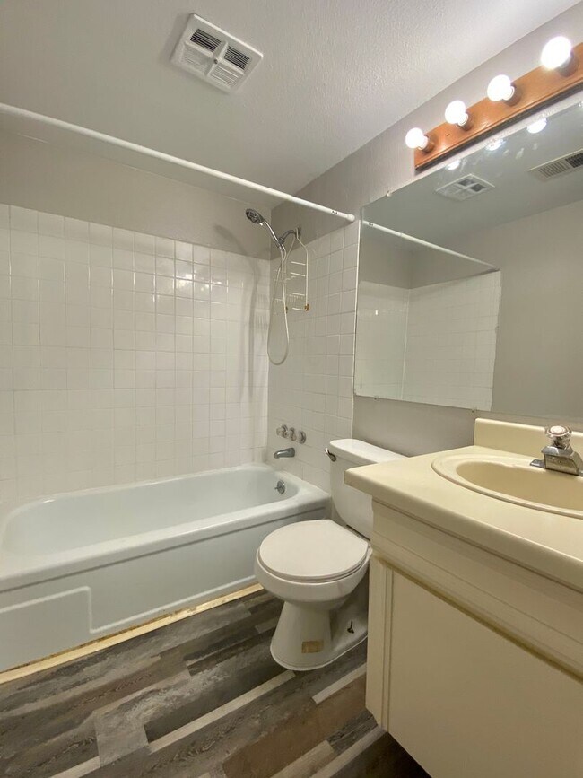 Building Photo - 1 Bedroom/ 1 Bath with Easy access to I-25...