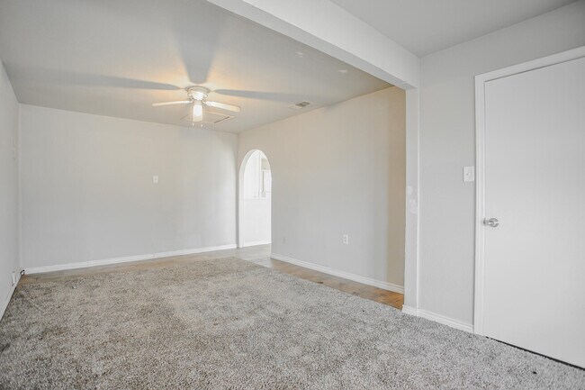 Building Photo - 2641 E Baylor St