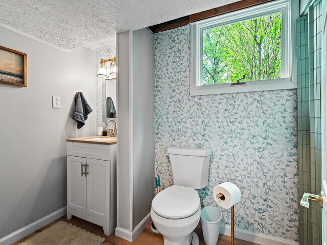 Building Photo - 5012 Hollyview Dr