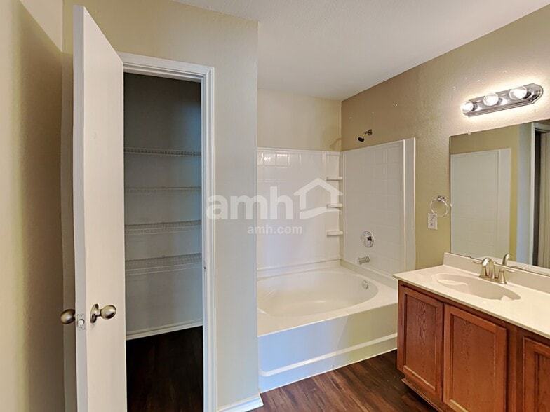 Building Photo - 1021 Bumble Bee Dr