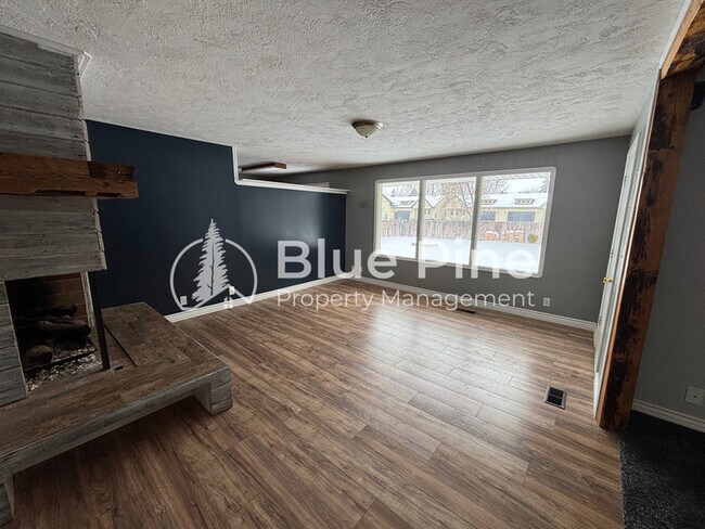 Building Photo - 320 W 1st S