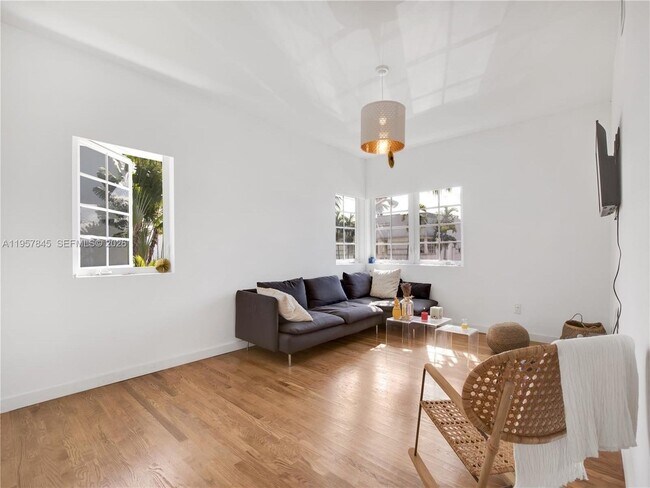 Building Photo - 727 14th Pl