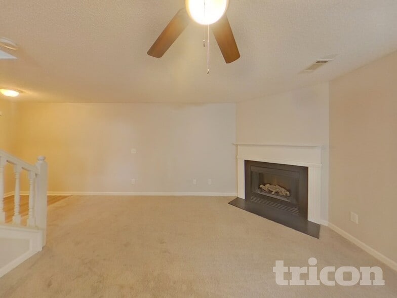 Building Photo - 7913 Four Oaks Ct