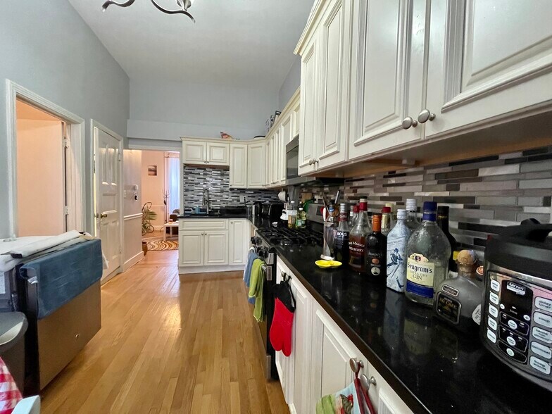 Building Photo - 686 Parker St