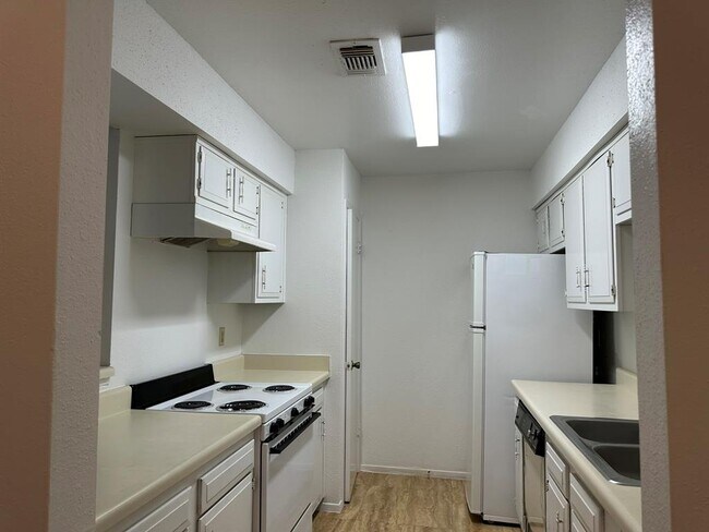 Building Photo - 10555 Turtlewood Ct