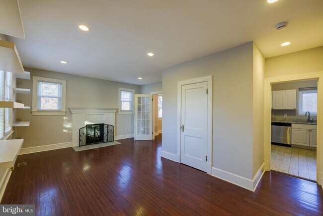 Building Photo - 1900 Q St SE