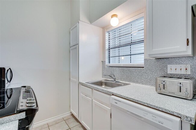 Building Photo - 1908 San Antonio St