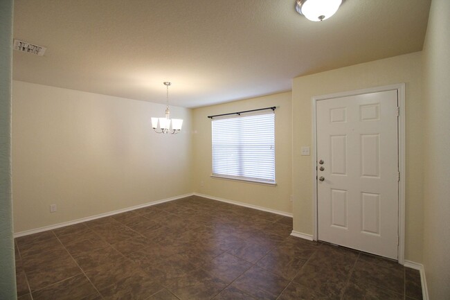 Building Photo - Gorgeous 5/2.5 Home Available for Immediat...