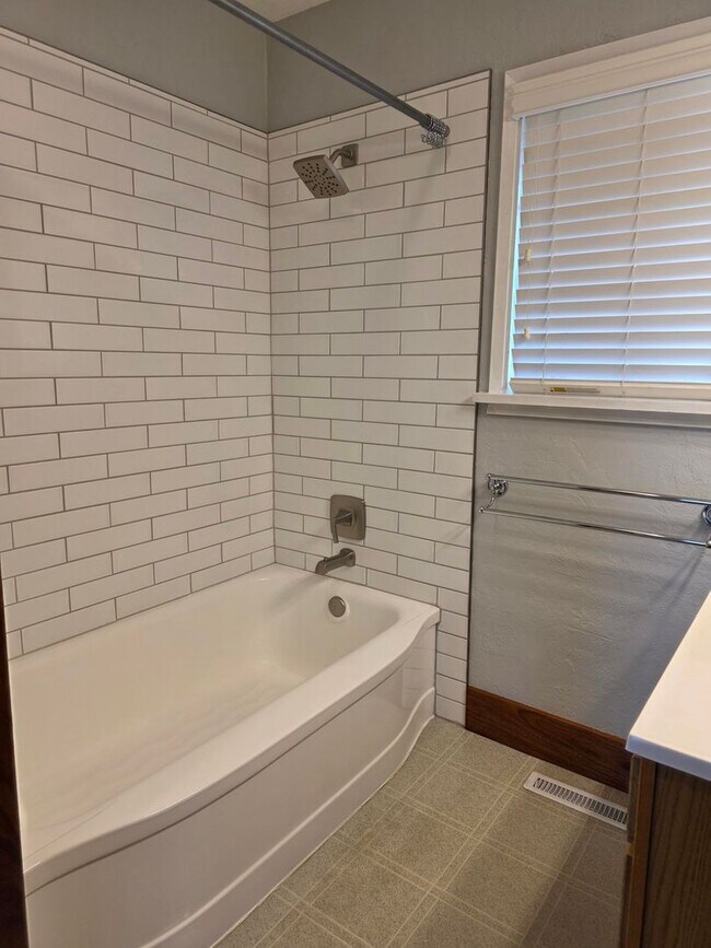 Building Photo - 2 Bedroom Home in Manette!