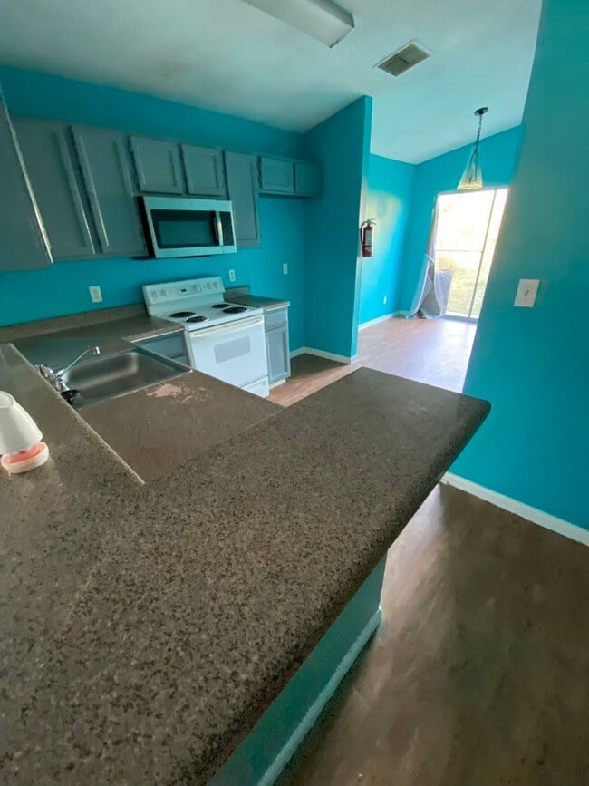 Building Photo - 15823 Ridgecroft Rd