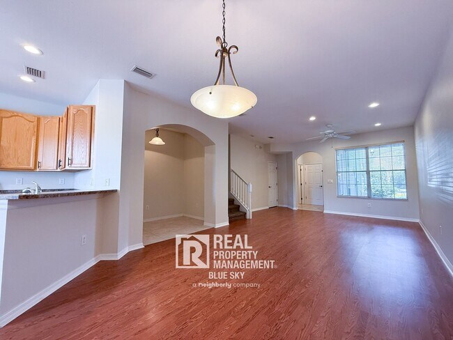 Building Photo - 2047 Park Crescent Dr