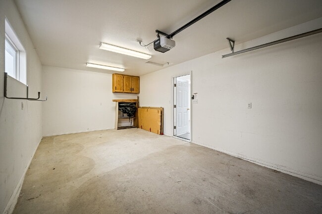 Building Photo - "Spacious 4-Bedroom, 4.5 Bathroom 4792 sq. ft. Retreat with Scenic Views and Cozy Fireplace in St...