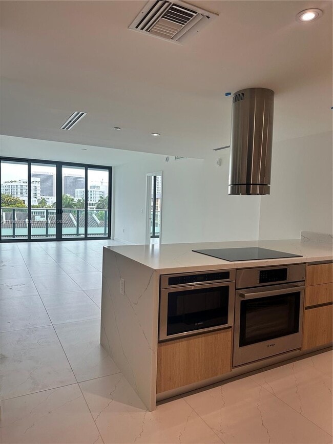 Building Photo - 9901 E Bay Harbor Dr