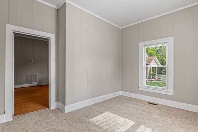 Building Photo - UNCG area with 3 bedrooms and 1 bath, Cent...