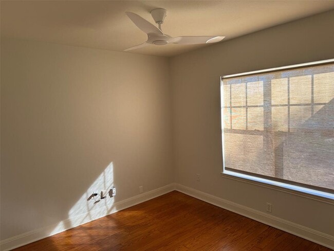 Building Photo - 1208 E 13th St