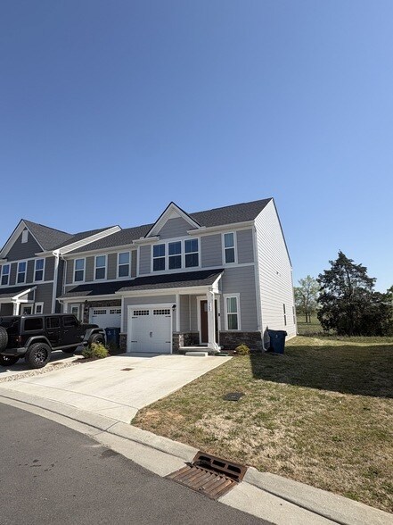 Building Photo - 733 Lipizanner Ln