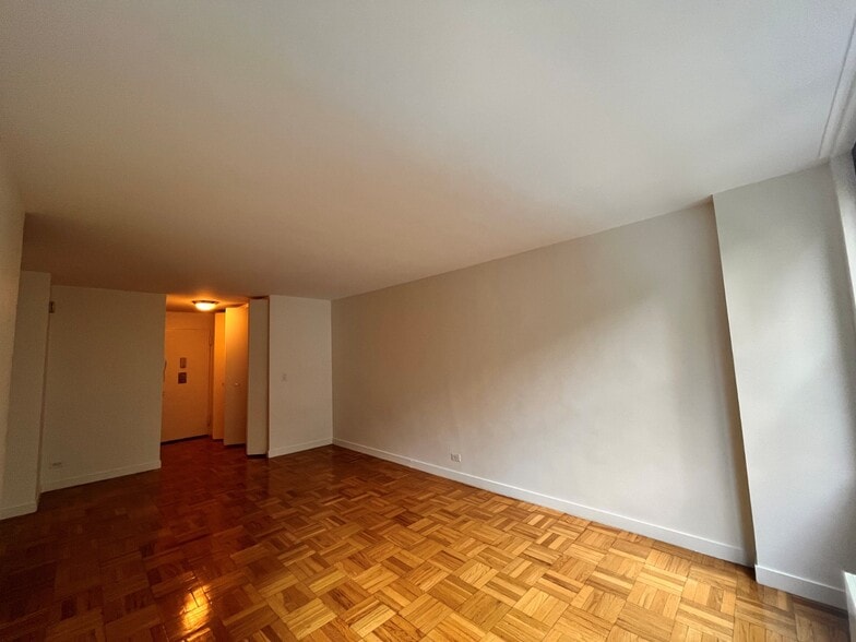 Building Photo - 333 E 49th St