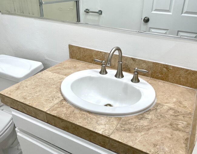 Building Photo - Beautiful 2 Bed/2 Bath with Hardwood Floors, Central Air Conditioning, Stainless Steel Appliances...