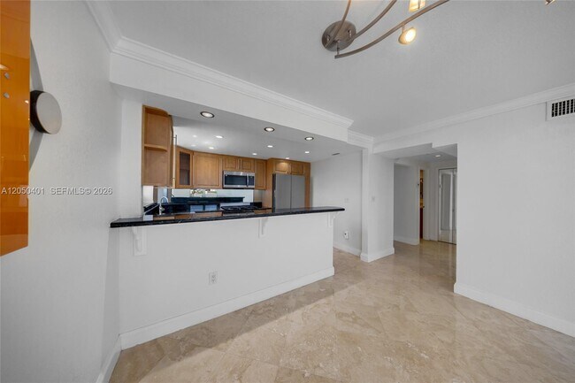 Building Photo - 720 Collins Ave