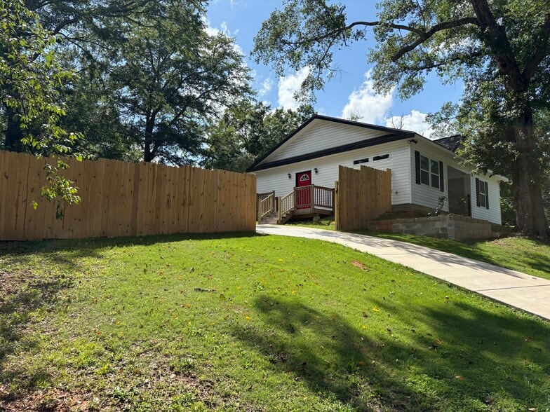 Building Photo - 825 Forest Lake Dr S