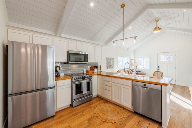 Building Photo - Beautifully remodeled bungalow