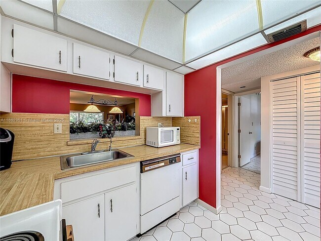 Building Photo - 3501 Inverrary Dr