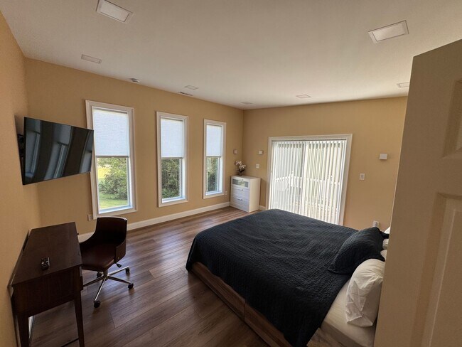 Building Photo - FIRST MONTH OF RENT FREE!!!!!!