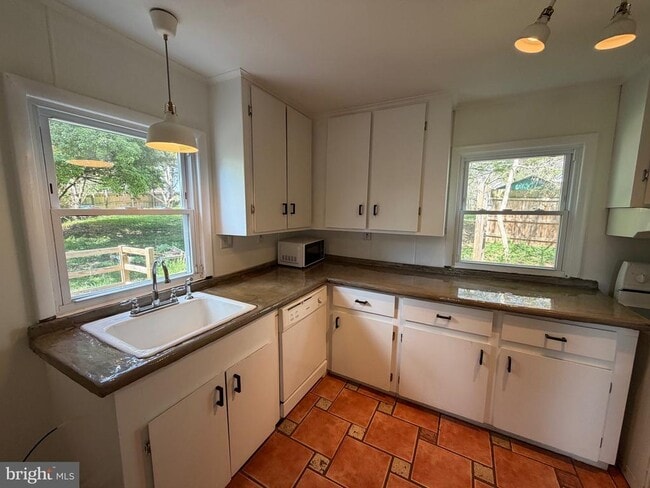 Building Photo - 5014 Delaware St