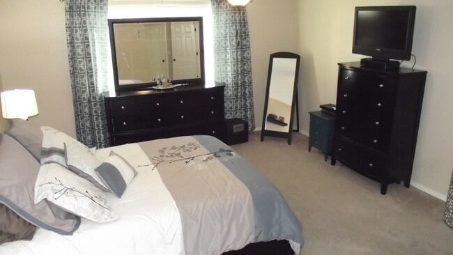 Building Photo - Northeast El Paso/Sandstone Ranch 4 bed with Refrig A/C!