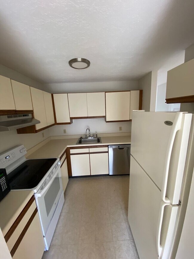 Building Photo - 2 Bedroom Apartment for Rent in Rochester, NH!