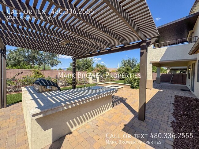 Building Photo - 1042 W Oleander Ave