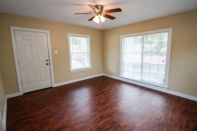 Building Photo - Spacious Cozy Home in Eastlawn