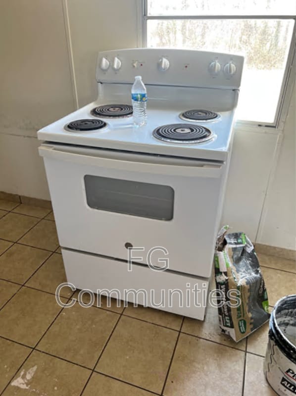 Building Photo - 147 Oak Knoll Dr