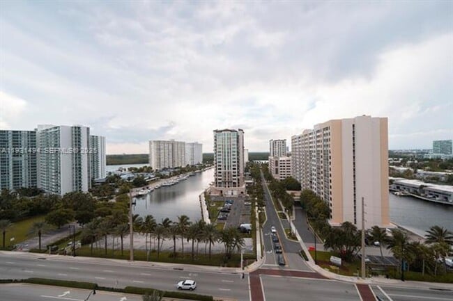 Building Photo - 15901 Collins Ave