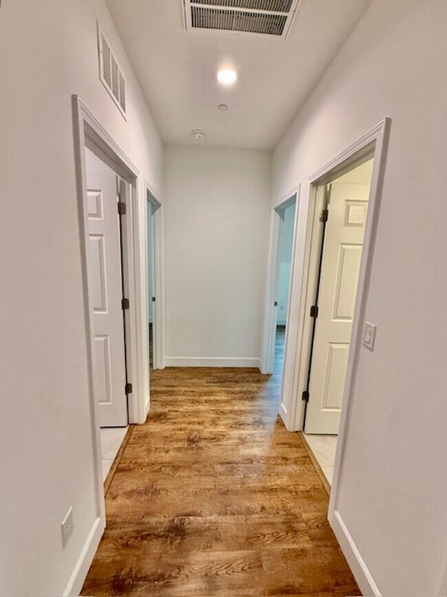 Building Photo - 3 Bedroom 2 Bathroom in NE Visalia!