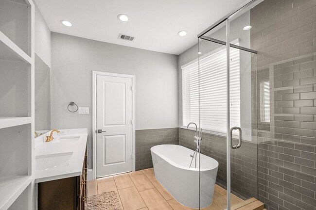 Building Photo - 411 N Nagle St