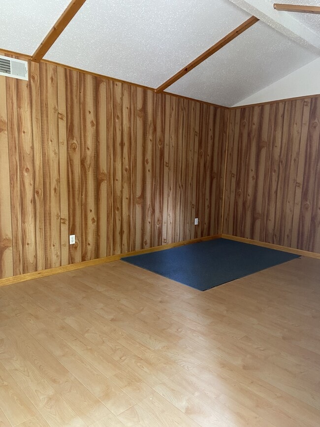 Building Photo - 18601 Honeysuckle Ln