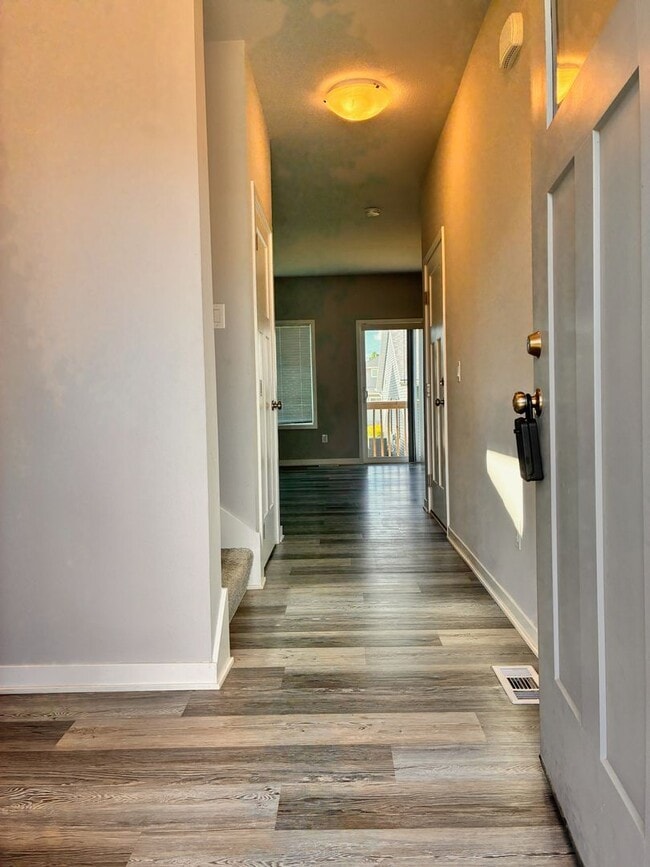 Building Photo - Spacious 3BR 2.5ba house in Urbandale, available NOW!